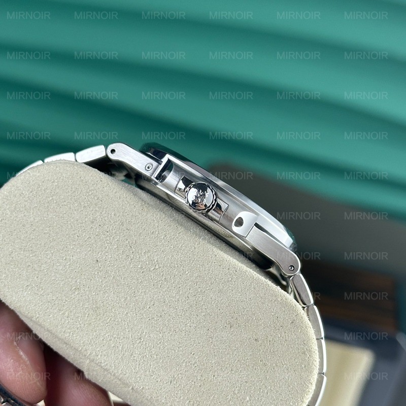 Dong-Ho-Patek-Philippe-Nautilus-5712-Tinh-Chinh-Mat-So-O-Lich-Vo-May-40mm-10.jpg