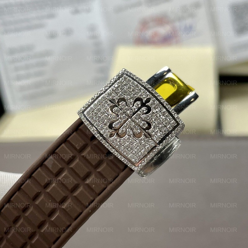 Dong-Ho-Patek-Philippe-Nu-Dinh-Kim-Cuong-Moissanite-Aquanaut-5067-4.jpg