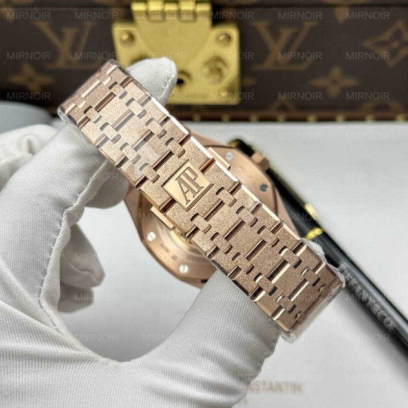 Dong-Ho-Audemars-Piguet-Rep-11-Royal-Oak-Openworked-Frosted-15412-Ma-Vang-Hong-Vien-Dinh-Da-Baguette-41mm-4-1024x1024.jpg
