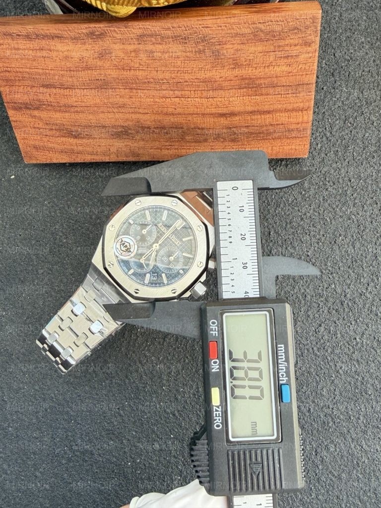 Dong-Ho-Audemars-Piguet-Royal-Oak-26715ST-Che-Tac-Mat-Xanh-Duong-May-Co-Thuy-Sy-APS-38mm-2-768x1024.jpg