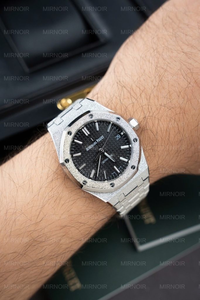 Dong-Ho-Audemars-Piguet-Rep-Cao-Cap-Royal-Oak-Frosted-Gold-15454BC-Mat-Den-Xuong-APS-37mm-3-683x1024.jpg