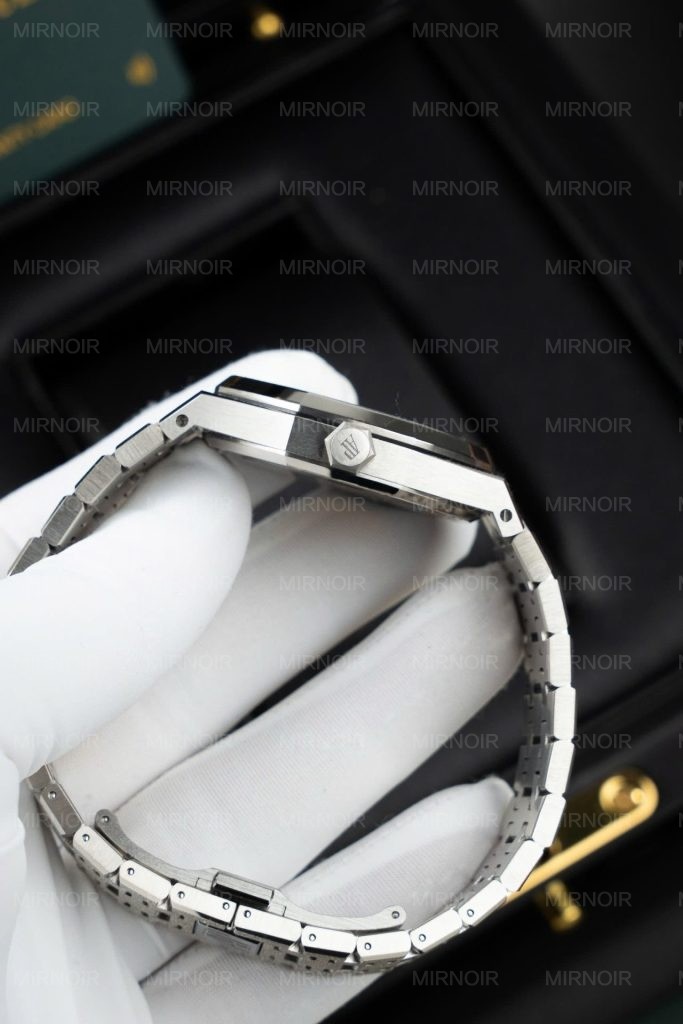 Dong-Ho-Audemars-Piguet-Rep-Cao-Cap-Royal-Oak-Frosted-Gold-15454BC-Mat-Den-Xuong-APS-37mm-9-683x1024.jpg