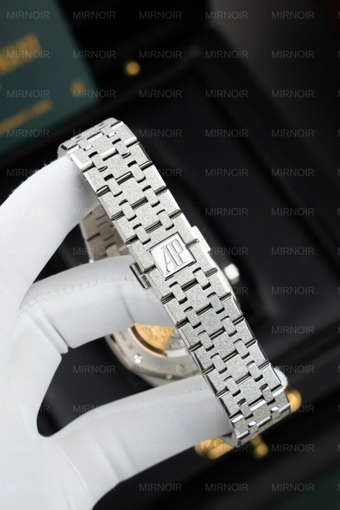Dong-Ho-Audemars-Piguet-Rep-Cao-Cap-Royal-Oak-Frosted-Gold-15454BC-Mat-Den-Xuong-APS-37mm-10-683x1024.jpg