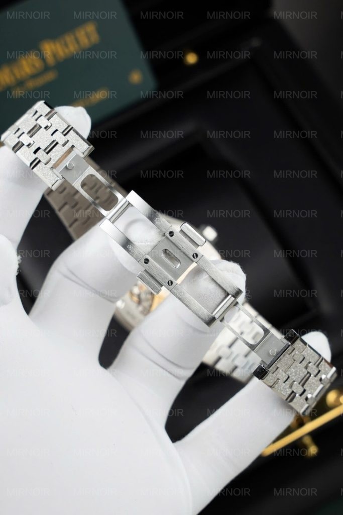 Dong-Ho-Audemars-Piguet-Rep-Cao-Cap-Royal-Oak-Frosted-Gold-15454BC-Mat-Den-Xuong-APS-37mm-11-683x1024.jpg
