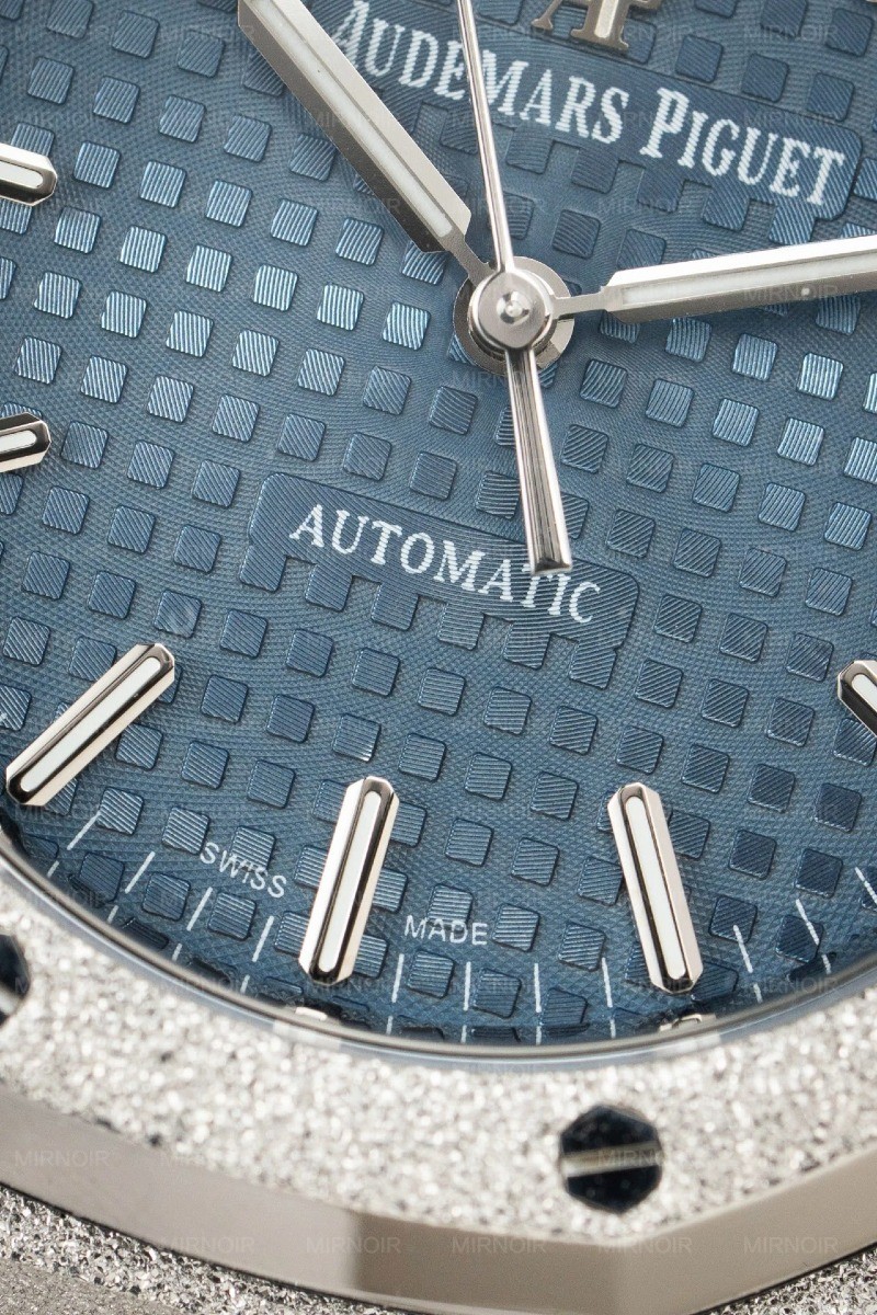 Dong-Ho-Audemars-Piguet-Replica-11-Royal-Oak-Frosted-Gold-15454BC-Mat-Xanh-Duong-Xuong-APS-37mm-3.jpg