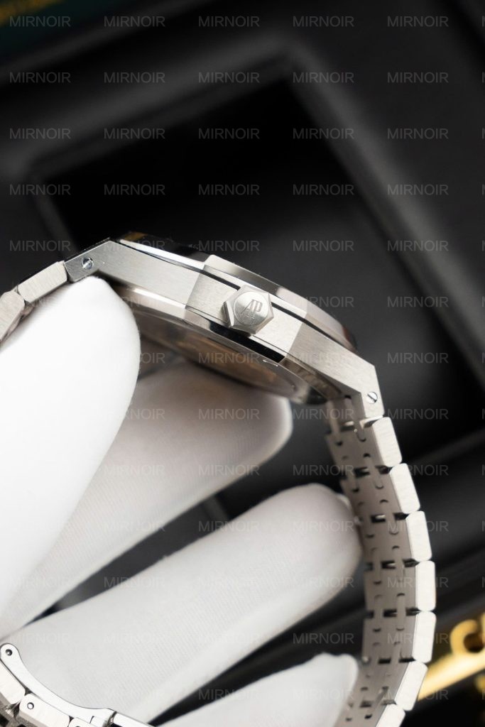 Dong-Ho-Audemars-Piguet-Replica-11-Royal-Oak-Frosted-Gold-15454BC-Mat-Xanh-Duong-Xuong-APS-37mm-11-683x1024.jpg