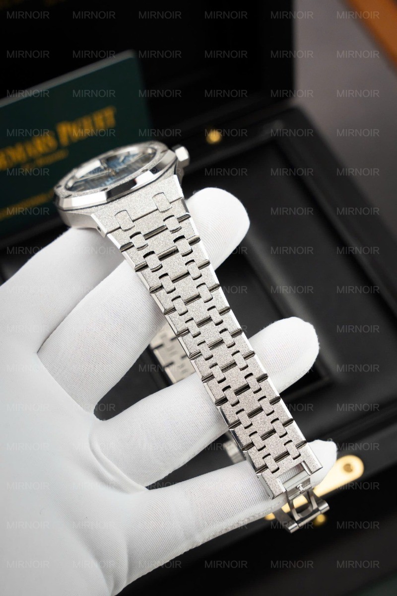 Dong-Ho-Audemars-Piguet-Replica-11-Royal-Oak-Frosted-Gold-15454BC-Mat-Xanh-Duong-Xuong-APS-37mm-12.jpg
