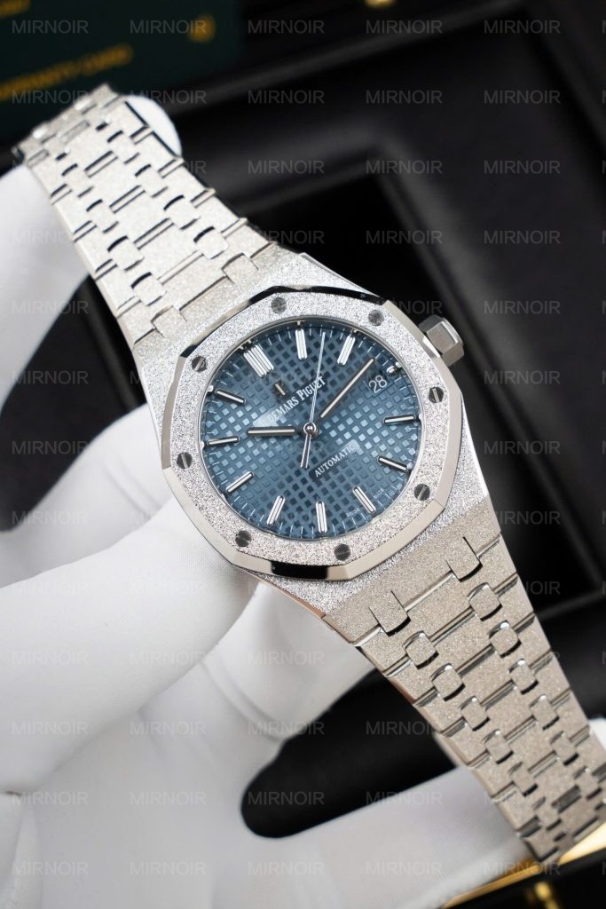 Dong-Ho-Audemars-Piguet-Replica-11-Royal-Oak-Frosted-Gold-15454BC-Mat-Xanh-Duong-Xuong-APS-37mm-13-683x1024.jpg