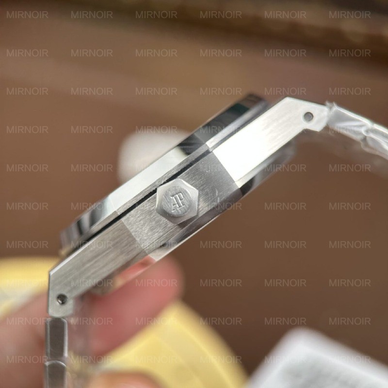 Dong-Ho-Audemars-Piguet-Replica-11-Royal-Oak-Selfwinding-Flying-Tourbillon-26730BC-Mat-Xam-Dinh-Da-Baguette-41mm-6-1024x1024.jpg