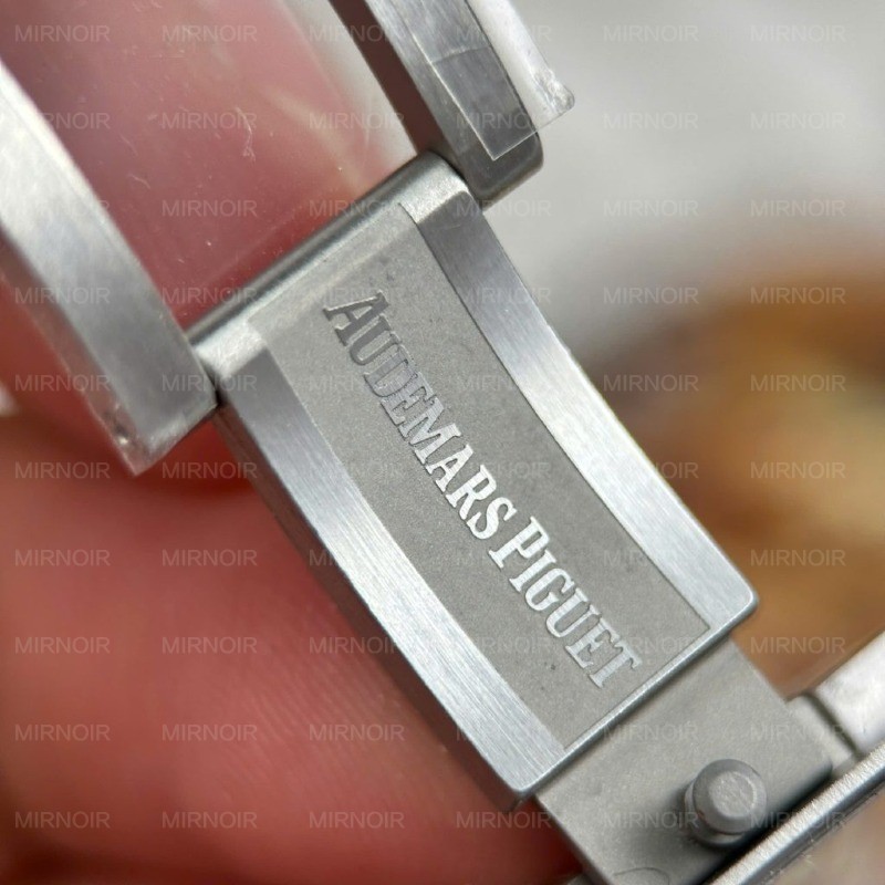 Dong-Ho-Audemars-Piguet-Replica-11-Royal-Oak-Jumbo-Extra-thin-Openworked-16204-Mat-Lo-Co-Mau-Trang-Nha-May-ZF-39mm-4-1024x1024.jpg
