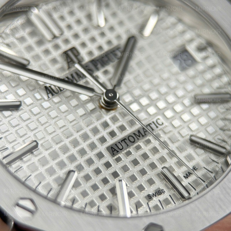 Dong-Ho-Audemars-Piguet-Royal-Oak-15450-Replica-11-Mat-Trang-May-Co-Thuy-Sy-Nha-May-ZF-37mm-8.jpg