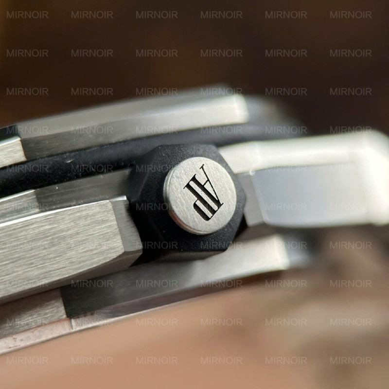 Dong-Ho-Audemars-Piguet-Royal-Oak-Offshore-Diver-15710-Rep-11-Mat-Den-Day-Kim-Loai-Xuong-APS-42mm-9-1024x1024.jpg