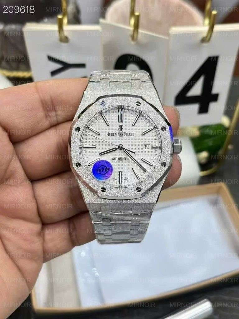 Dong-Ho-Audemars-Piguet-Replica-11-Royal-Oak-Frosted-Gold-15410-Mat-Trang-Nha-May-APS-41mm-1-768x1024.jpg