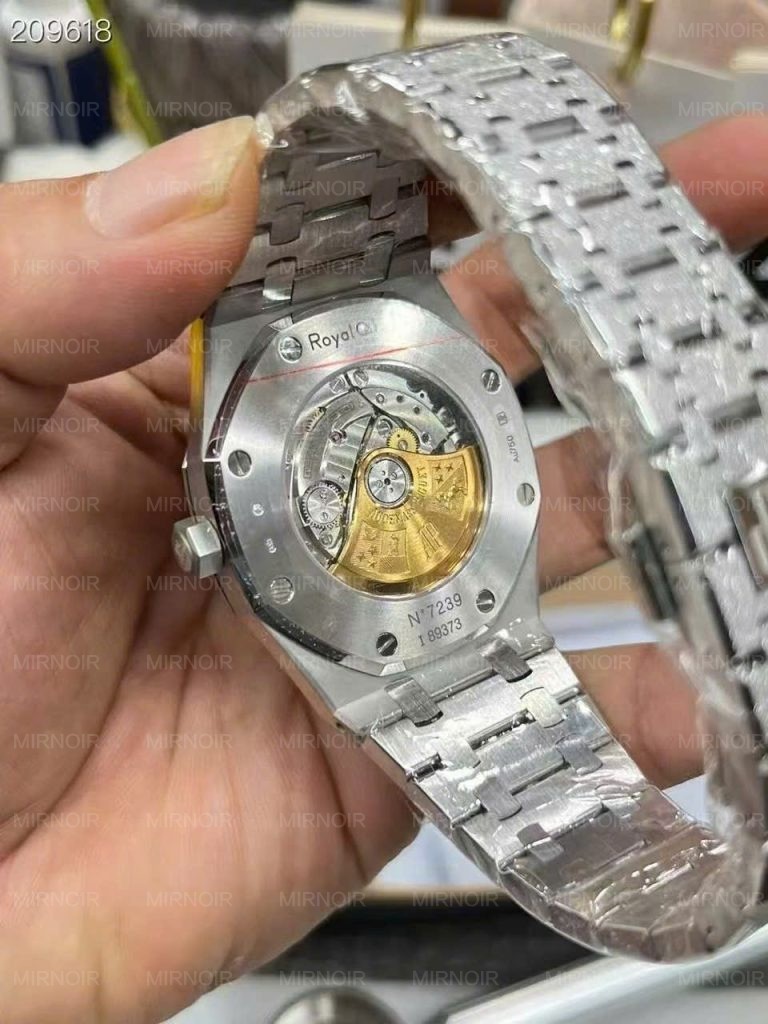 Dong-Ho-Audemars-Piguet-Replica-11-Royal-Oak-Frosted-Gold-15410-Mat-Trang-Nha-May-APS-41mm-6-768x1024.jpg