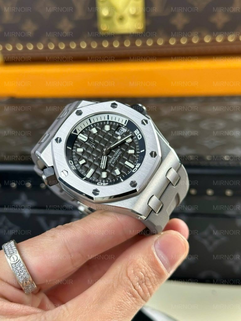 Dong-Ho-Audemars-Piguet-Replica-11-Royal-Oak-Offshore-15720-Mau-Xam-Day-Cao-Su-Nha-May-APS-42mm-4-768x1024.jpg