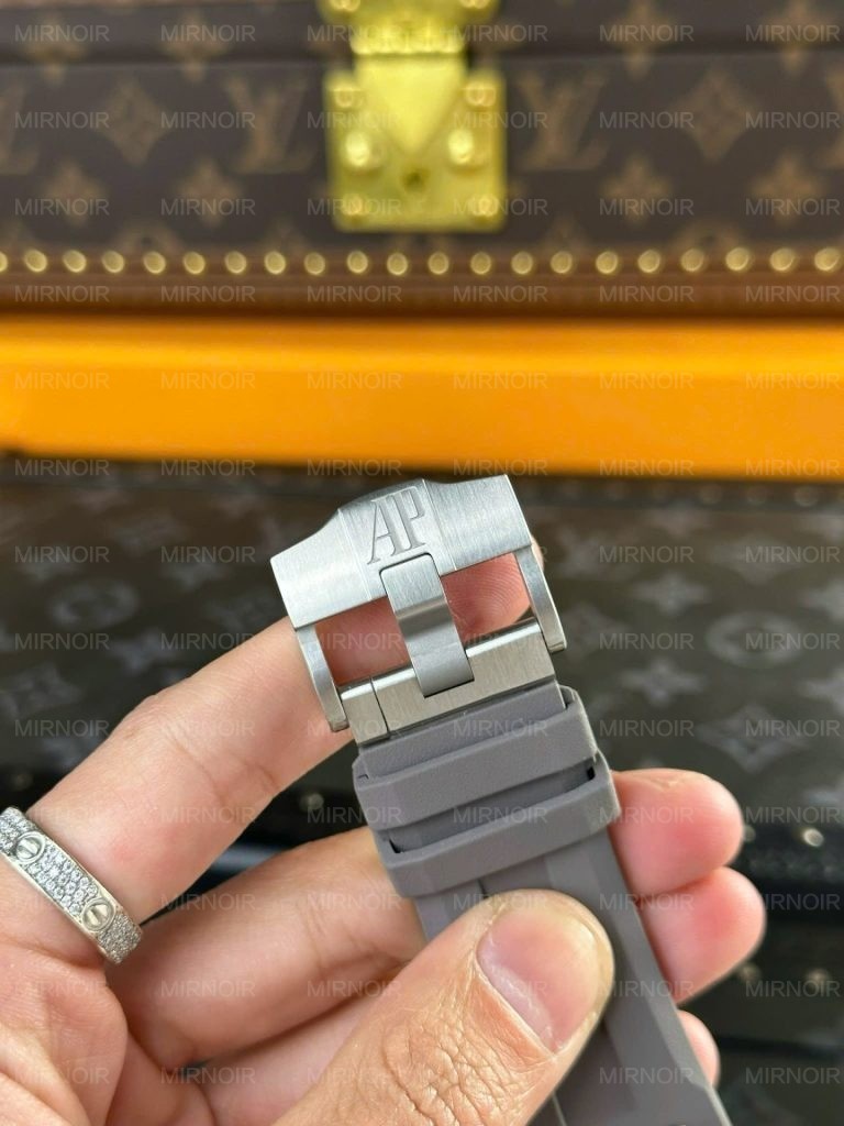 Dong-Ho-Audemars-Piguet-Replica-11-Royal-Oak-Offshore-15720-Mau-Xam-Day-Cao-Su-Nha-May-APS-42mm-6-768x1024.jpg