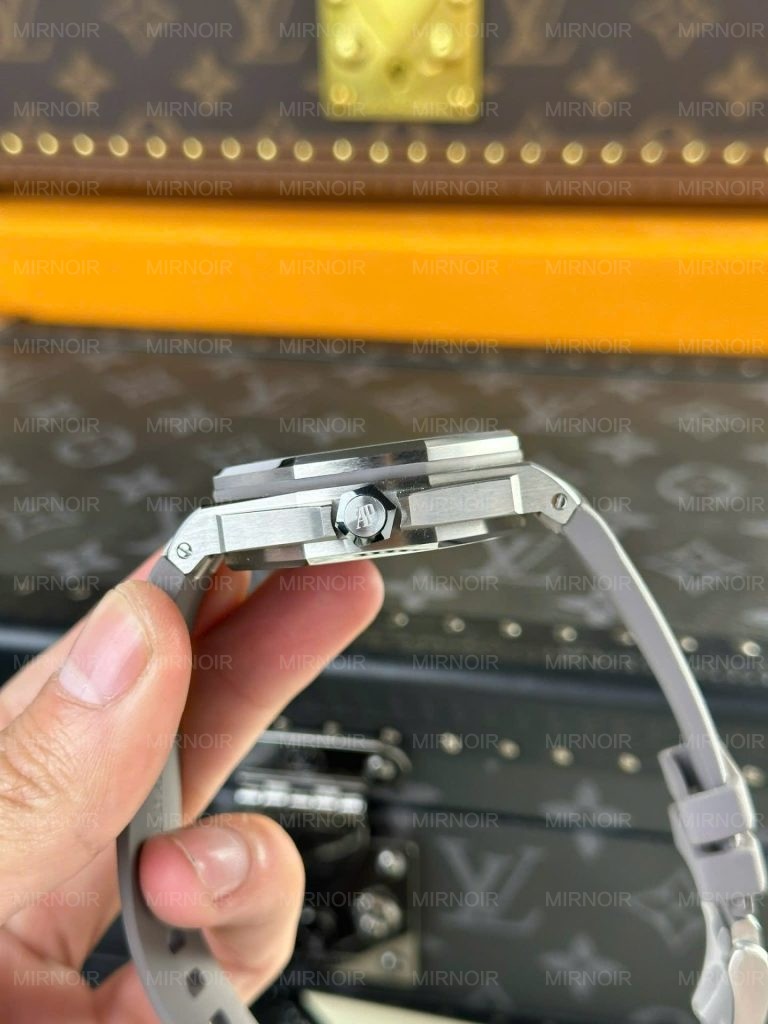 Dong-Ho-Audemars-Piguet-Replica-11-Royal-Oak-Offshore-15720-Mau-Xam-Day-Cao-Su-Nha-May-APS-42mm-8-768x1024.jpg