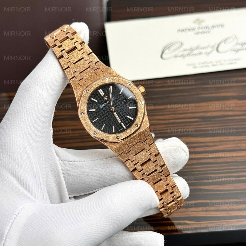 Dong-Ho-Audemars-Piguet-Replica-11-Royal-Oak-67653OR-Nu-May-Pin-34mm-1.jpg