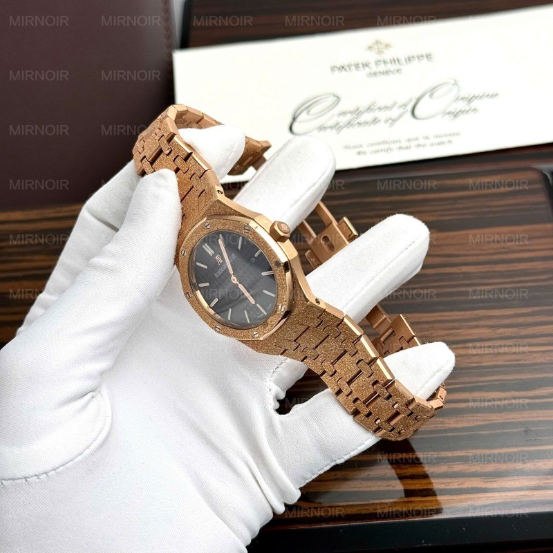 Dong-Ho-Audemars-Piguet-Replica-11-Royal-Oak-67653OR-Nu-May-Pin-34mm-2.jpg