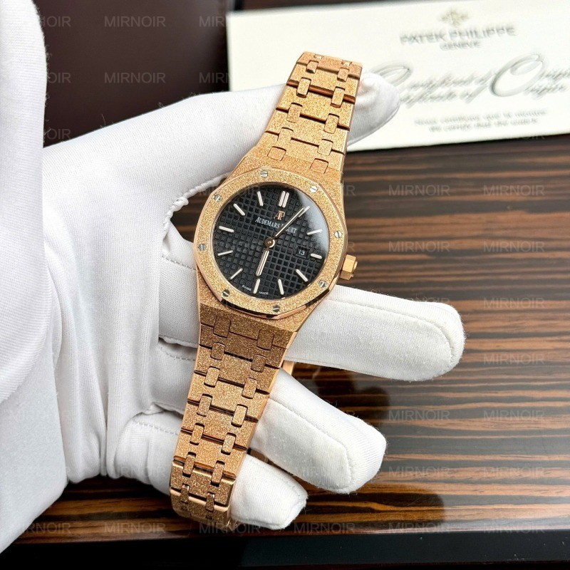 Dong-Ho-Audemars-Piguet-Replica-11-Royal-Oak-67653OR-Nu-May-Pin-34mm-3.jpg