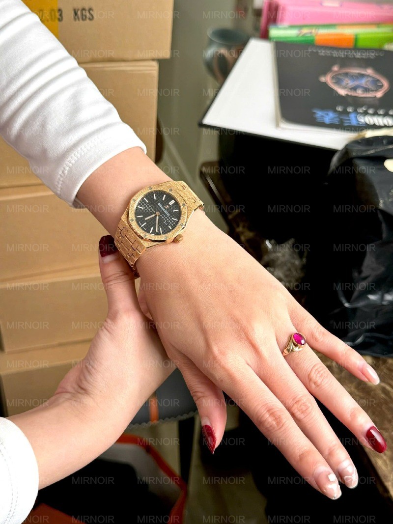 Dong-Ho-Audemars-Piguet-Replica-11-Royal-Oak-67653OR-Nu-May-Pin-34mm-4.jpg