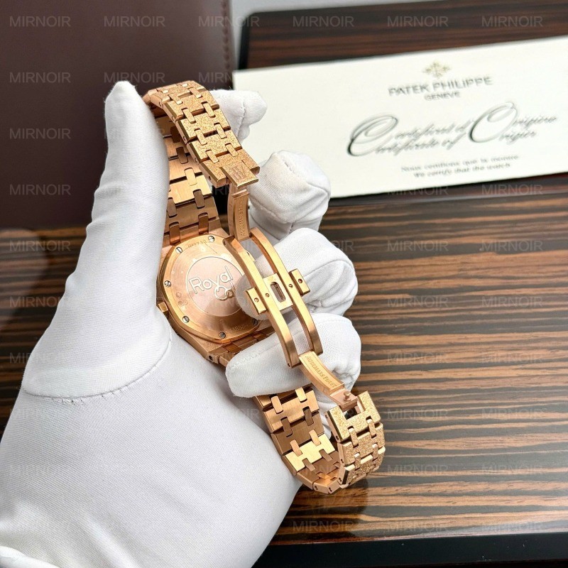 Dong-Ho-Audemars-Piguet-Replica-11-Royal-Oak-67653OR-Nu-May-Pin-34mm-5.jpg