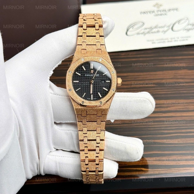 Dong-Ho-Audemars-Piguet-Replica-11-Royal-Oak-67653OR-Nu-May-Pin-34mm-6-1024x1024.jpg