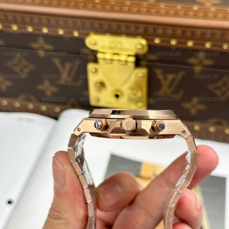 Dong-Ho-Audemars-Piguet-Royal-Oak-26240-Replica-11-Ma-Vang-Hong-Mat-Trang-Xuong-APS-41mm-9-1024x1024.jpg