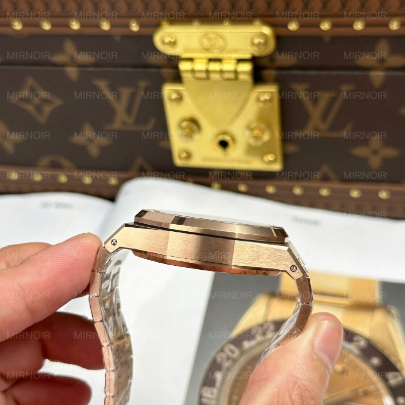 Dong-Ho-Audemars-Piguet-Royal-Oak-26240-Replica-11-Ma-Vang-Hong-Mat-Trang-Xuong-APS-41mm-10-1024x1024.jpg