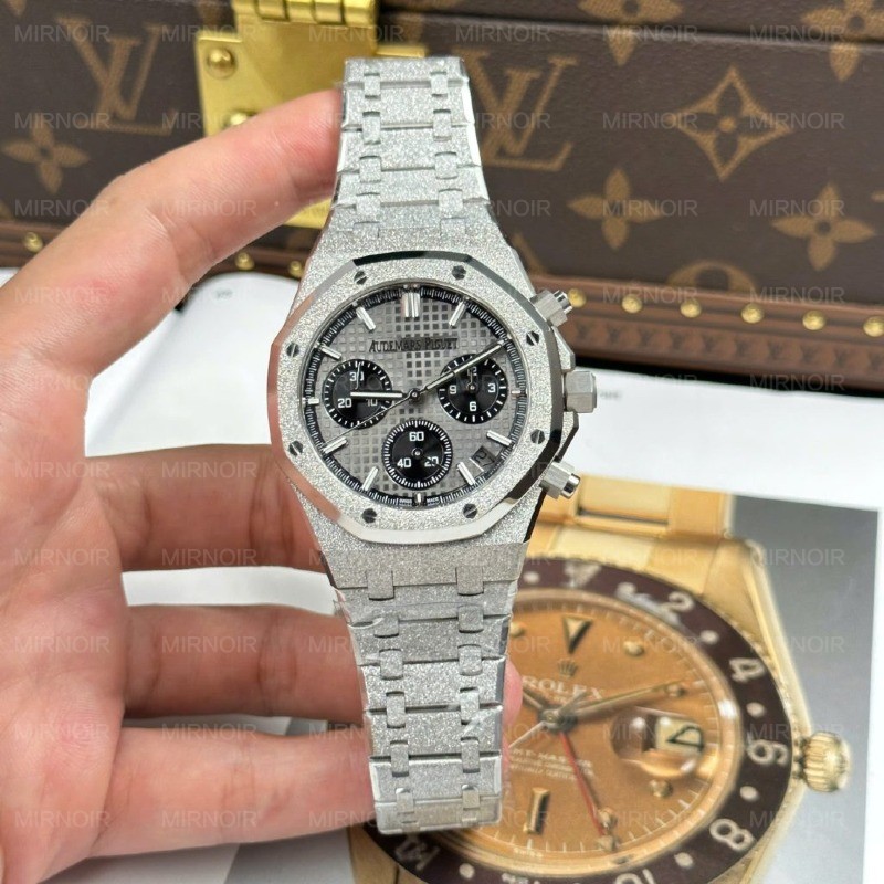 Dong-Ho-Audemars-Piguet-Rep-11-Royal-Oak-Chronograph-Frosted-Gold-26240-Mat-Xam-APS-Factory-41mm-1-1024x1024.jpg