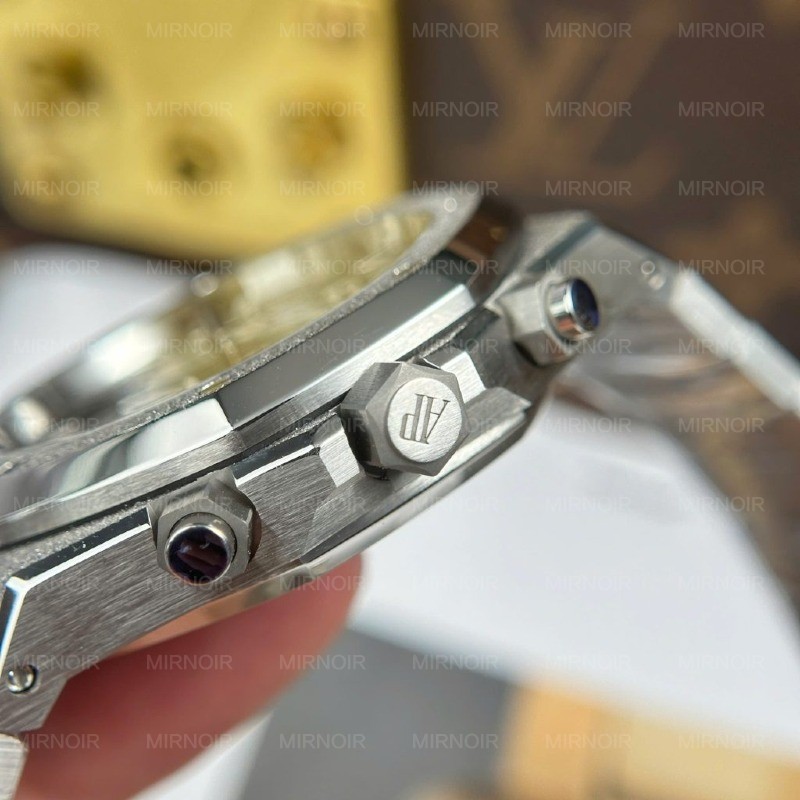 Dong-Ho-Audemars-Piguet-Royal-Oak-Chronograph-Frosted-Gold-26240-Mat-Den-Rep-Cao-Cap-Xuong-APS-41mm-9-1024x1024.jpg