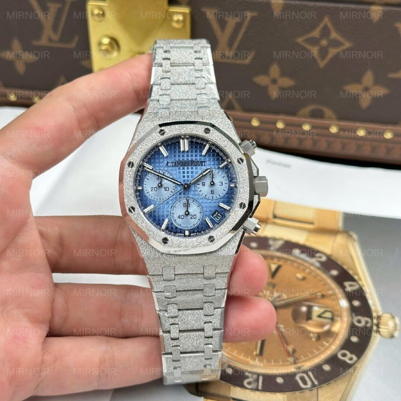 Dong-Ho-Audemars-Piguet-Rep-11-Royal-Oak-Chronograph-Frosted-Gold-26240-Mat-Xanh-Blue-APS-41mm-1-1024x1024.jpg