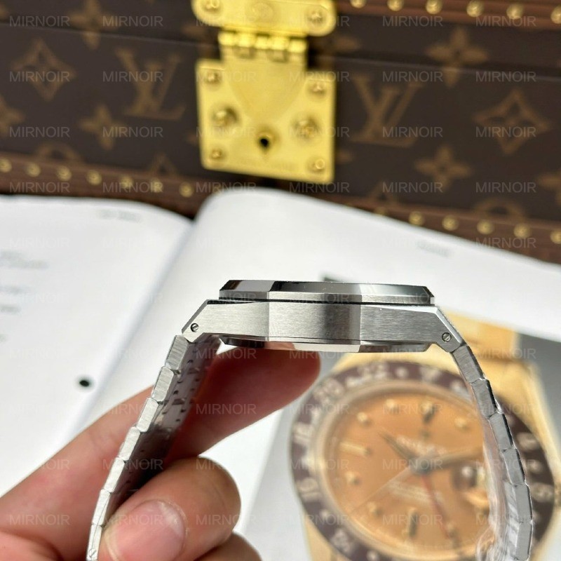 Dong-Ho-Audemars-Piguet-Rep-11-Royal-Oak-Chronograph-Frosted-Gold-26240-Mat-Xanh-Blue-APS-41mm-9-1024x1024.jpg
