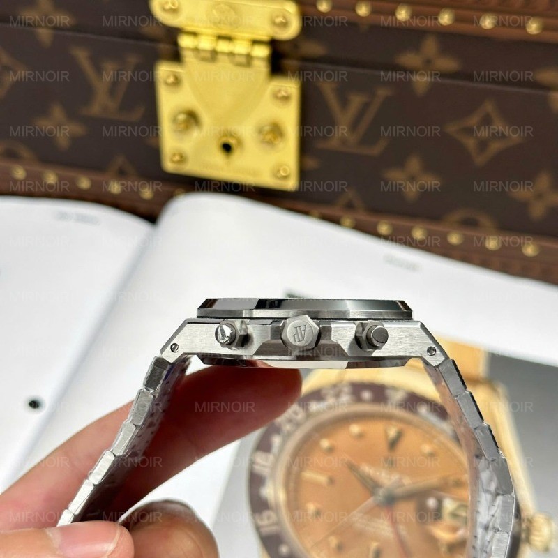 Dong-Ho-Audemars-Piguet-Rep-11-Royal-Oak-Chronograph-Frosted-Gold-26240-Mat-Xanh-Blue-APS-41mm-10-1024x1024.jpg