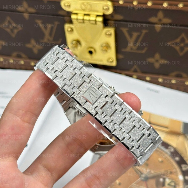Dong-Ho-Audemars-Piguet-Rep-11-Royal-Oak-Chronograph-Frosted-Gold-26240-Mat-Xanh-Blue-APS-41mm-12-1024x1024.jpg
