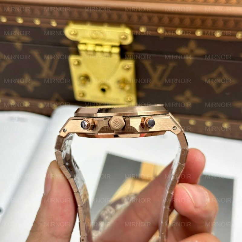 Dong-Ho-Audemars-Piguet-Replica-11-Royal-Oak-Chronograph-Frosted-Gold-26240-Mat-Xanh-Blue-Xuong-APS-41mm-9-1024x1024.jpg