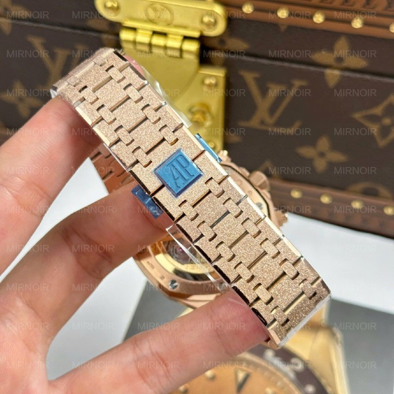 Dong-Ho-Audemars-Piguet-Replica-11-Royal-Oak-Chronograph-Frosted-Gold-26240-Mat-Xanh-Blue-Xuong-APS-41mm-12-1024x1024.jpg