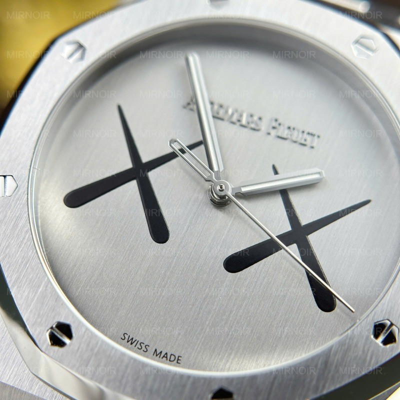 Dong-Ho-Audemars-Piguet-Royal-Oak-x-Kaws-Che-Tac-Mat-So-XX-Nha-May-APS-41mm-1.jpg