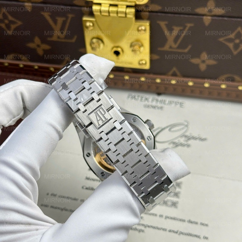Dong-Ho-Audemars-Piguet-Royal-Oak-x-Kaws-Che-Tac-Mat-So-XX-Nha-May-APS-41mm-2.jpg