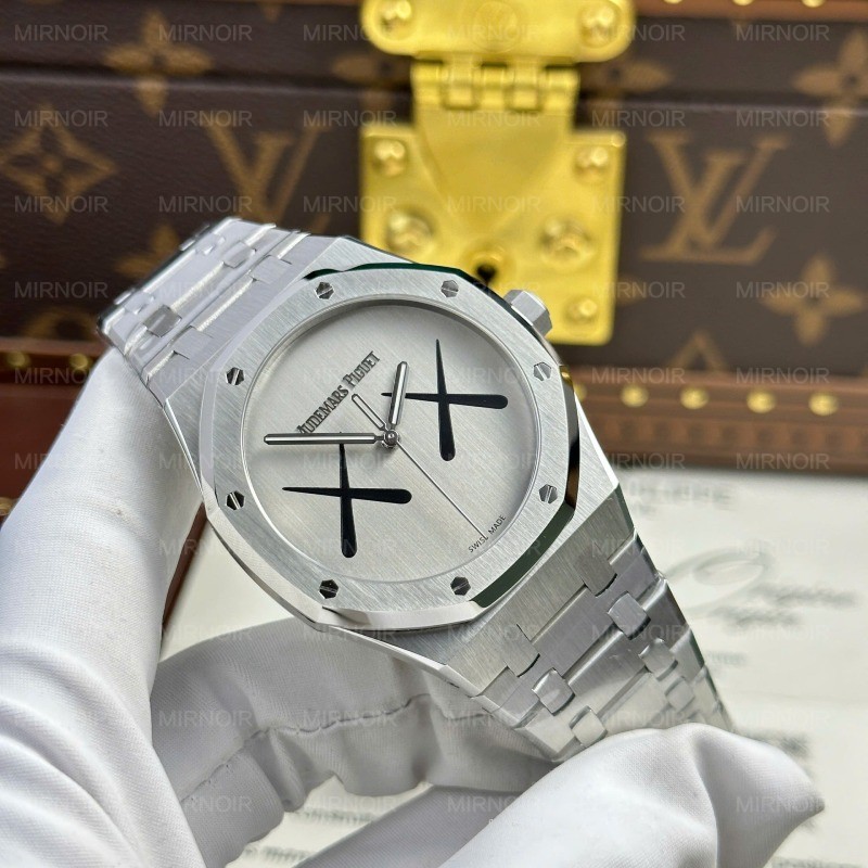 Dong-Ho-Audemars-Piguet-Royal-Oak-x-Kaws-Che-Tac-Mat-So-XX-Nha-May-APS-41mm-3.jpg