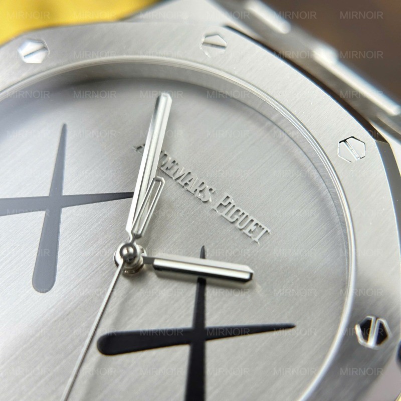 Dong-Ho-Audemars-Piguet-Royal-Oak-x-Kaws-Che-Tac-Mat-So-XX-Nha-May-APS-41mm-4.jpg