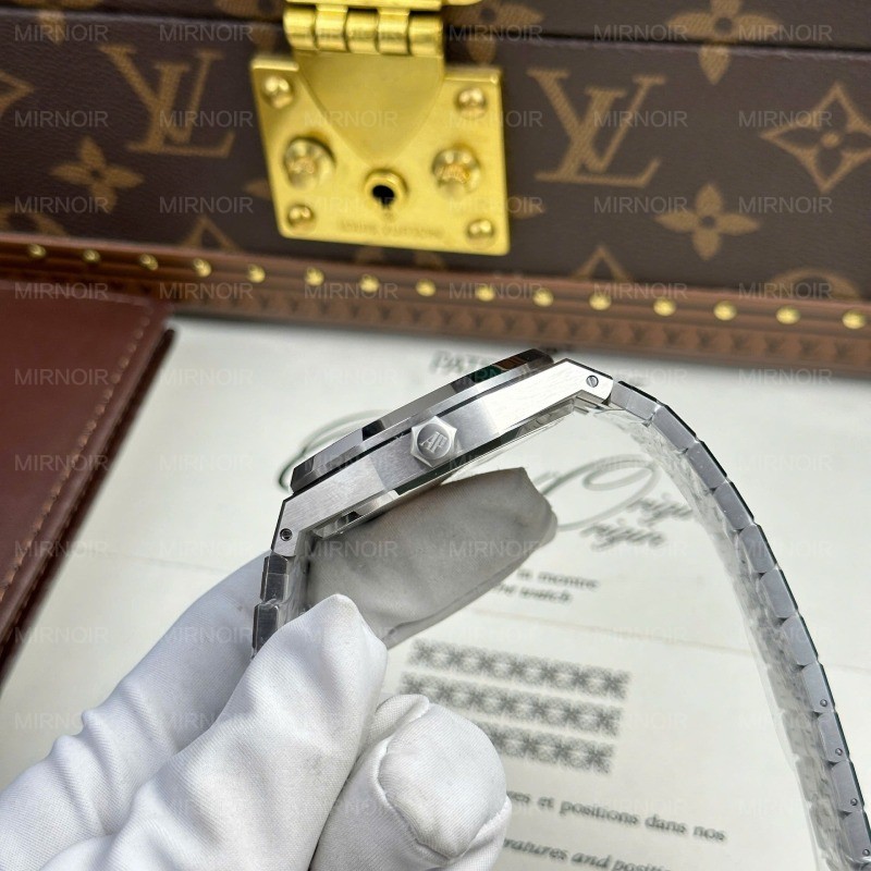 Dong-Ho-Audemars-Piguet-Royal-Oak-x-Kaws-Che-Tac-Mat-So-XX-Nha-May-APS-41mm-9.jpg