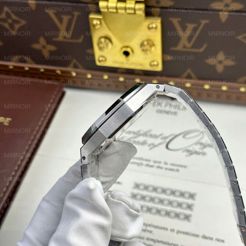 Dong-Ho-Audemars-Piguet-Royal-Oak-x-Kaws-Che-Tac-Mat-So-XX-Nha-May-APS-41mm-10.jpg