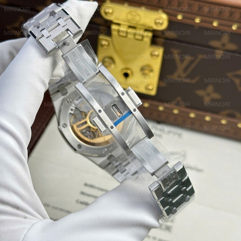 Dong-Ho-Audemars-Piguet-Royal-Oak-x-Kaws-Che-Tac-Mat-So-XX-Nha-May-APS-41mm-11.jpg