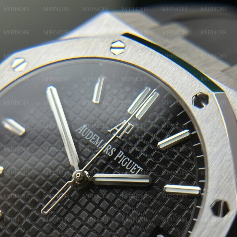 Dong-Ho-Audemars-Piguet-Royal-Oak-15500-Replica-11-Mat-Den-Day-Cao-Su-Nha-May-APS-41mm-11-1024x1024.jpg