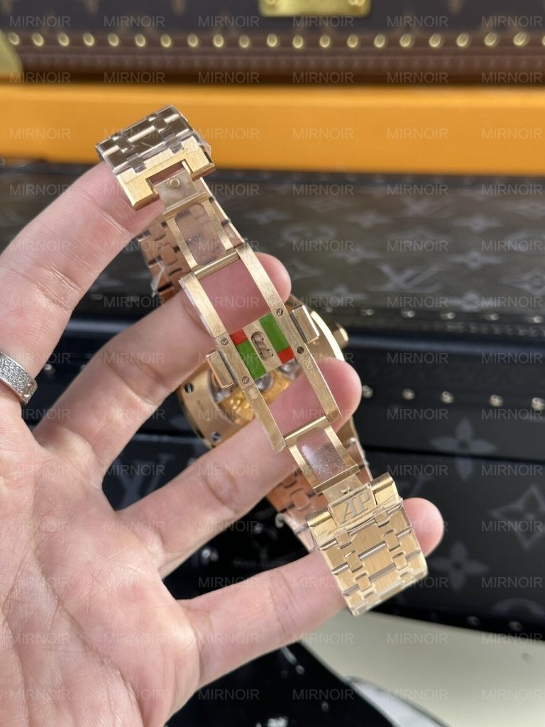 Dong-Ho-Audemars-Piguet-Replica-11-Royal-Oak-15400OR-Mat-Den-41mm-2-768x1024.jpg