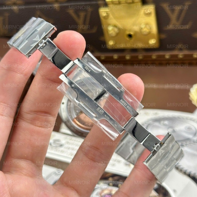 Dong-Ho-Vacheron-Constantin-Overseas-Ultra-Thin-2000V-Che-Tac-Mat-Trang-May-Co-Thuy-Sy-Xuong-8F-40mm-4-1024x1024.jpg