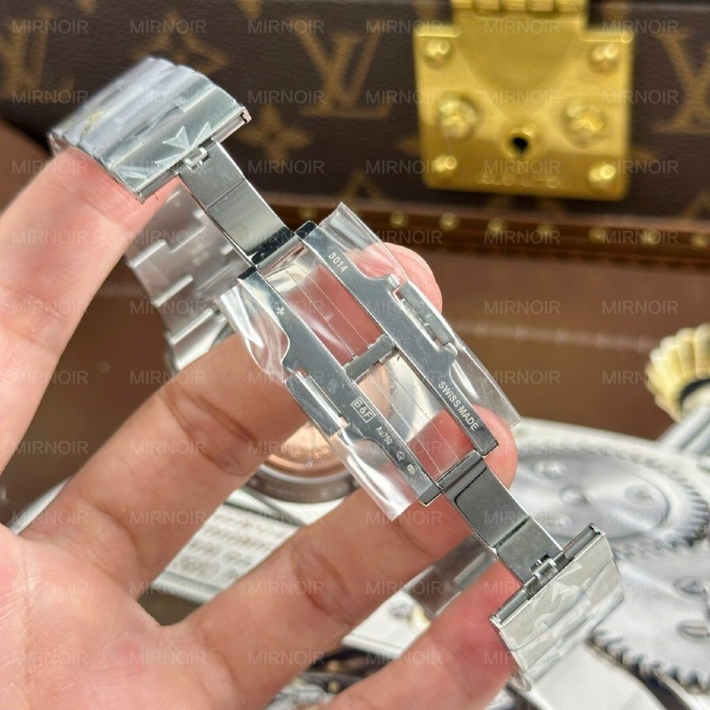 Dong-Ho-Vacheron-Constantin-Overseas-Ultra-Thin-2000V-Rep-11-Mat-Xanh-Duong-May-Co-Thuy-Sy-Xuong-8F-40mm-3-1024x1024.jpg