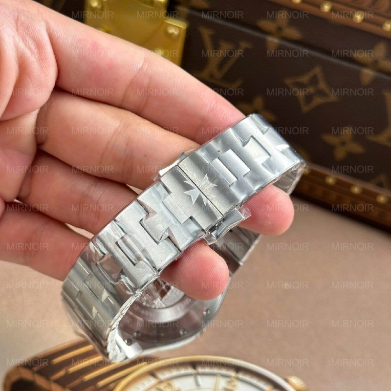 Dong-Ho-Vacheron-Constantin-Replica-11-Overseas-Dual-Time-47450-Mat-Den-Xuong-9F-42mm-9-1024x1024.jpg