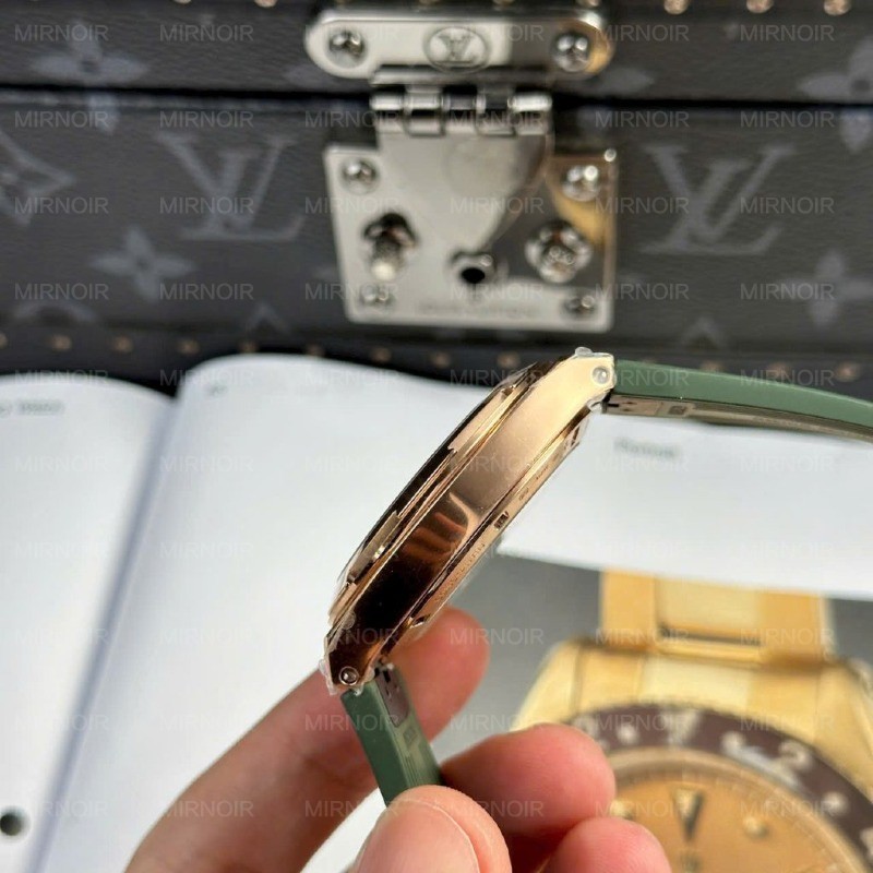 Dong-Ho-Vacheron-Constantin-Replica-11-Overseas-4500V-Mau-Xanh-La-Cay-Day-Cao-Su-41mm-9-1024x1024.jpg